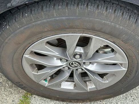 Used 2025 Toyota Sienna LE FWD image 4