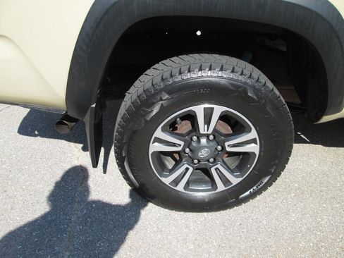 Used 2016 Toyota Tacoma TRD Off-Road w/ Towing Package image 17