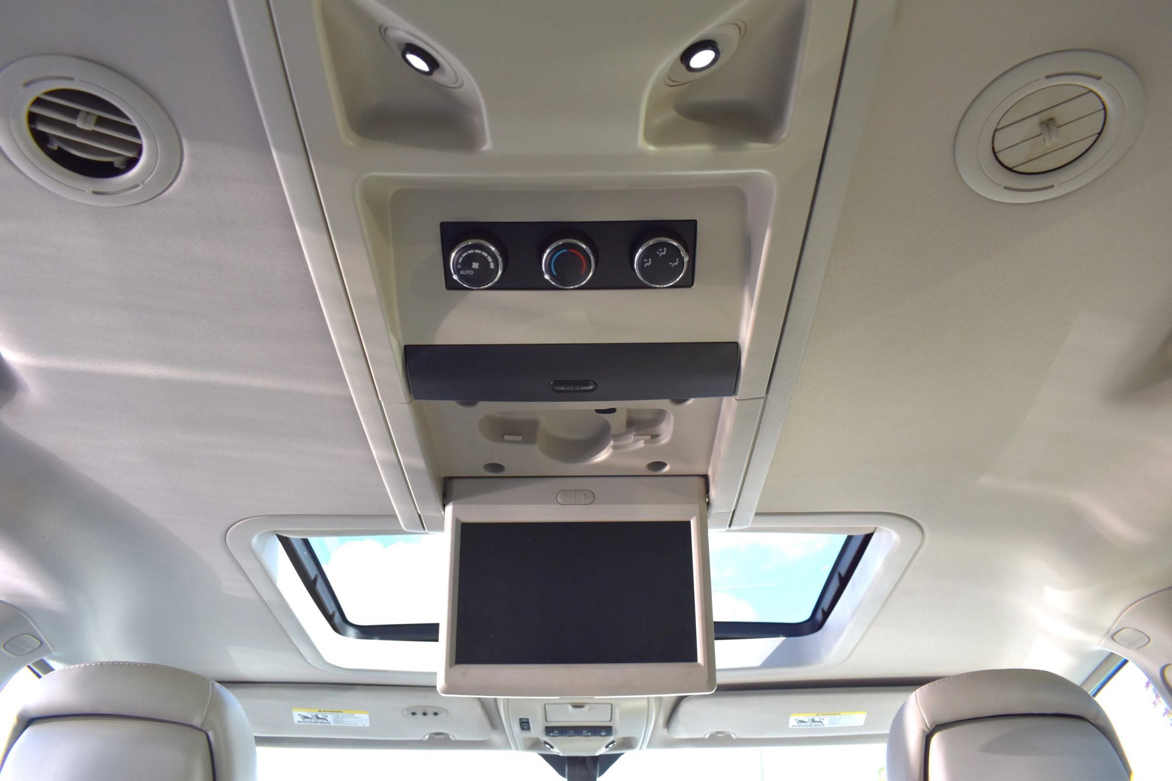Used 2014 Chrysler Town & Country Limited w/ Luxury Group FWD image 28