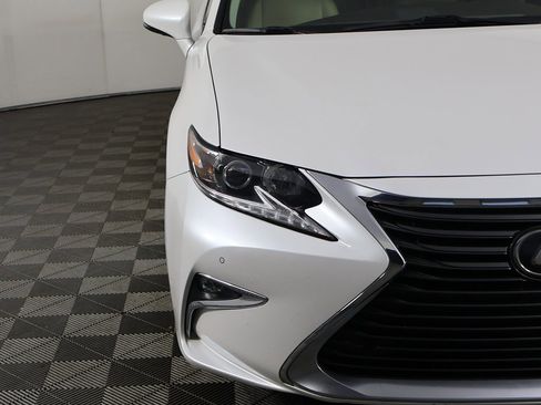 Used 2018 Lexus ES 350 w/ Ultra Luxury Package image 16