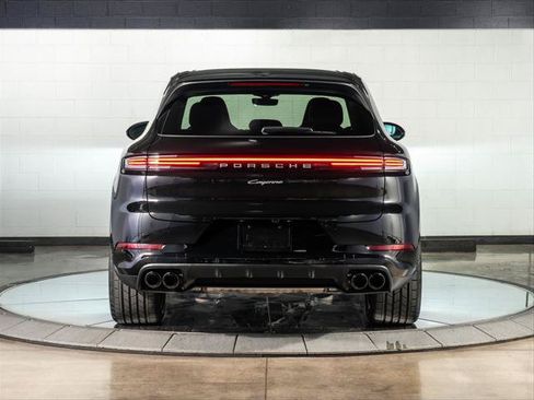Used 2025 Porsche Cayenne AWD/4WD image 4
