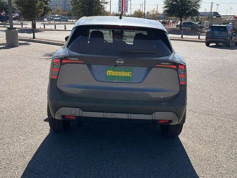 Used 2025 Nissan Kicks SV image 7