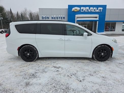 Used 2022 Chrysler Pacifica Touring-L image 26