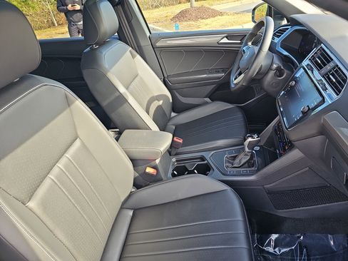 Used 2024 Volkswagen Tiguan SE R-Line image 10