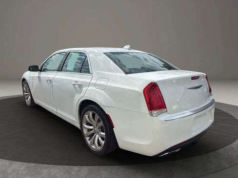 Used 2019 Chrysler 300 Touring w/ Chrome Appearance Package image 7