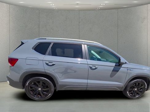 Used 2022 Volkswagen Taos SEL w/ Panoramic Sunroof Package FWD image 39