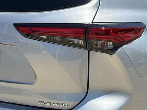 Used 2021 Toyota Highlander XLE AWD/4WD image 7