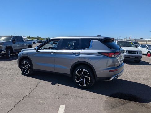 Used 2024 Mitsubishi Outlander SE image 3