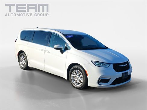 Used 2023 Chrysler Pacifica Touring-L image 1