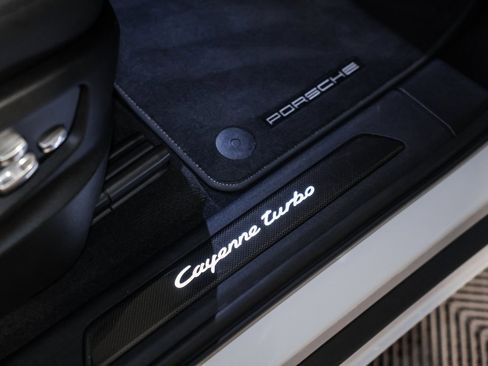 Used 2019 Porsche Cayenne Turbo image 23