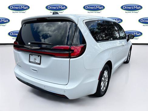 Used 2025 Chrysler Pacifica Select FWD image 7