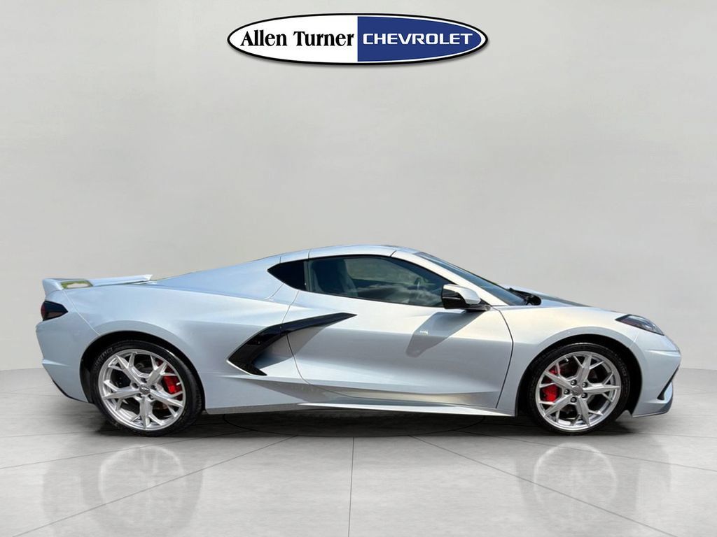 Used 2021 Chevrolet Corvette Stingray Preferred Cpe w/ Z51 Performance Package RWD image 3