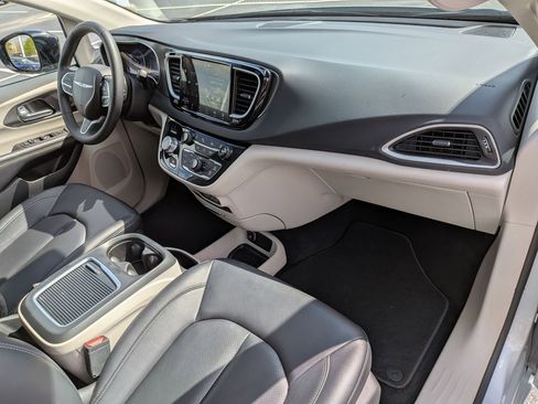 Used 2024 Chrysler Pacifica Touring-L image 37