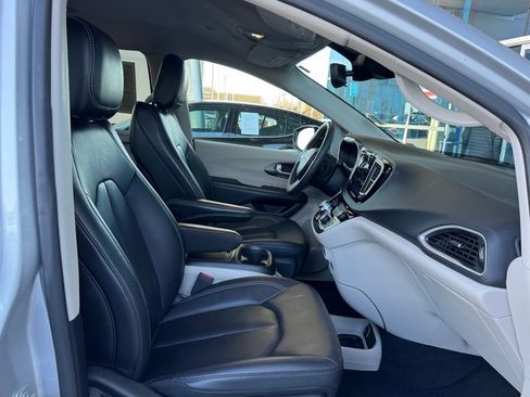 Used 2024 Chrysler Pacifica Touring-L image 22