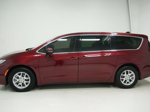 Used 2023 Chrysler Pacifica Touring-L FWD image 7