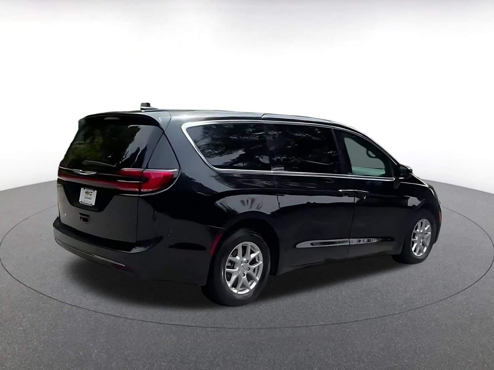 Used 2025 Chrysler Pacifica Select FWD image 12