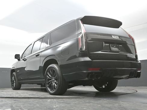 Certified 2024 Cadillac Escalade ESV V w/ LPO, ONYX Package AWD/4WD image 23