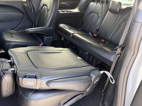 Used 2025 Chrysler Pacifica Select FWD image 21