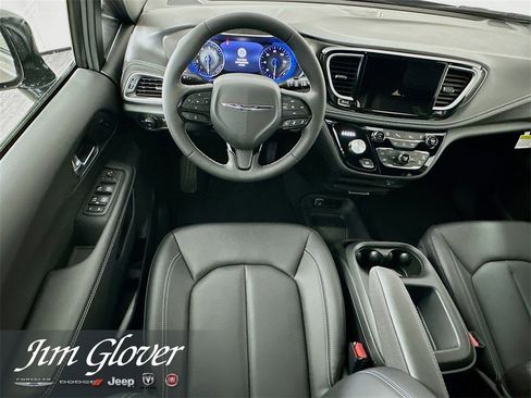 New 2026 Chrysler Pacifica Select image 18