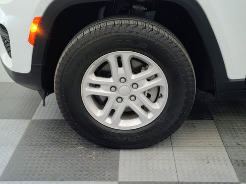 Used 2023 Jeep Grand Cherokee Laredo AWD/4WD image 13