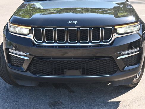 Used 2023 Jeep Grand Cherokee Limited image 12
