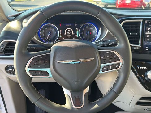 Used 2024 Chrysler Pacifica Touring-L FWD image 19