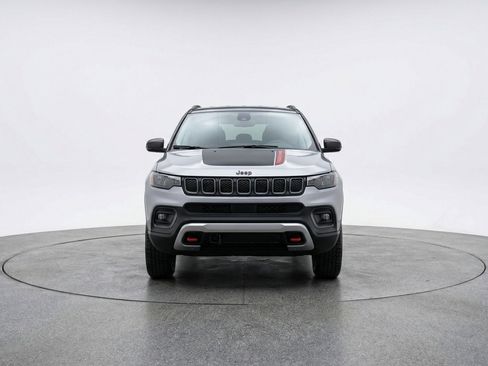 Used 2025 Jeep Compass Trailhawk AWD/4WD image 2