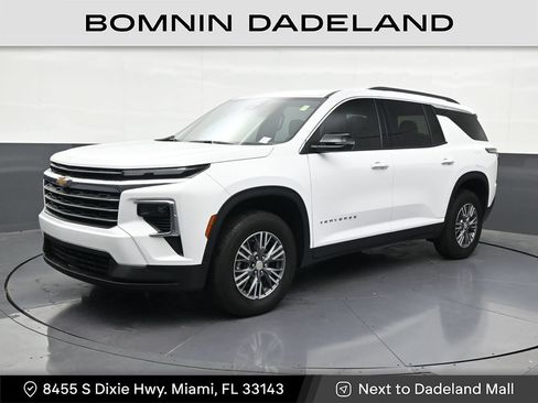 Used 2026 Chevrolet Traverse LT FWD image 1