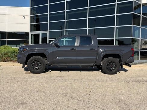 Used 2025 Toyota Tacoma SR5 AWD/4WD image 6