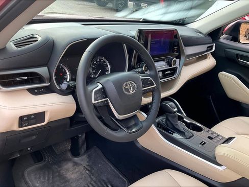 Used 2024 Toyota Highlander XLE image 18