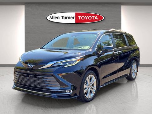 Used 2024 Toyota Sienna Platinum image 3