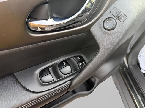 Used 2016 Nissan Rogue SV w/ SV Premium Package image 11