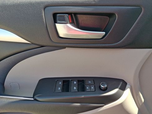 Used 2017 Toyota Highlander XLE w/ Carpet Mat Package AWD/4WD image 13