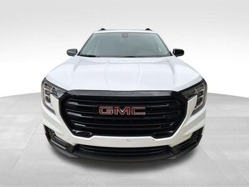 Used 2023 GMC Terrain SLE w/ Driver Convenience Package FWD image 2