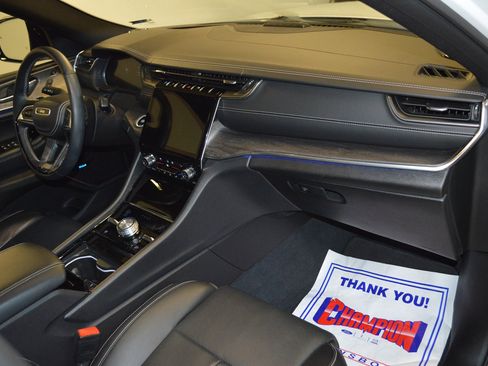 Used 2023 Jeep Grand Cherokee Overland w/ Advanced Protech Group III image 10