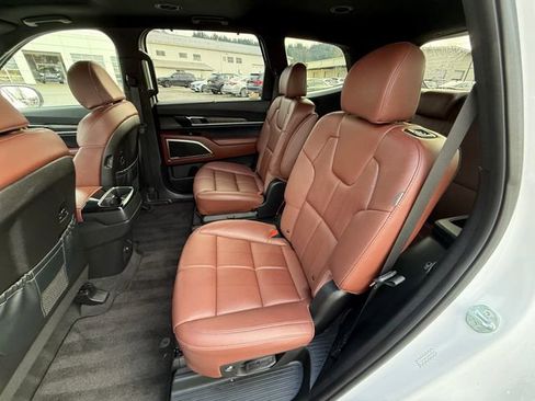 Used 2024 Kia Telluride EX w/ EX Captain's Chair Package image 14