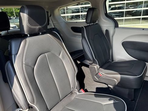 Used 2023 Chrysler Pacifica Limited AWD/4WD image 37