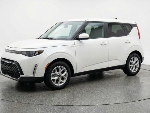 Used 2025 Kia Soul LX w/ LX Technology Package FWD image 3