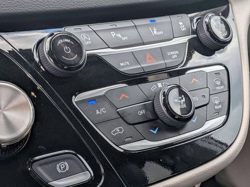 Used 2024 Chrysler Pacifica Touring-L FWD image 23