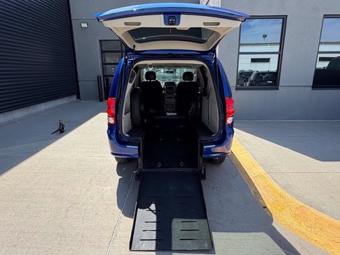 Used 2018 Dodge Grand Caravan SE w/ Power Convenience Group I FWD image 12