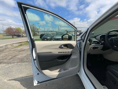 Used 2023 Chrysler Pacifica Touring-L image 19