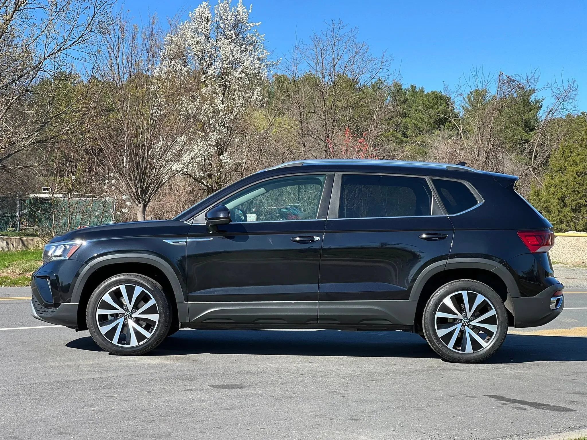 Used 2022 Volkswagen Taos SE FWD image 2