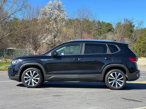 Used 2022 Volkswagen Taos SE FWD image 2