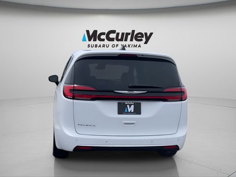 Used 2025 Chrysler Pacifica Select FWD image 5