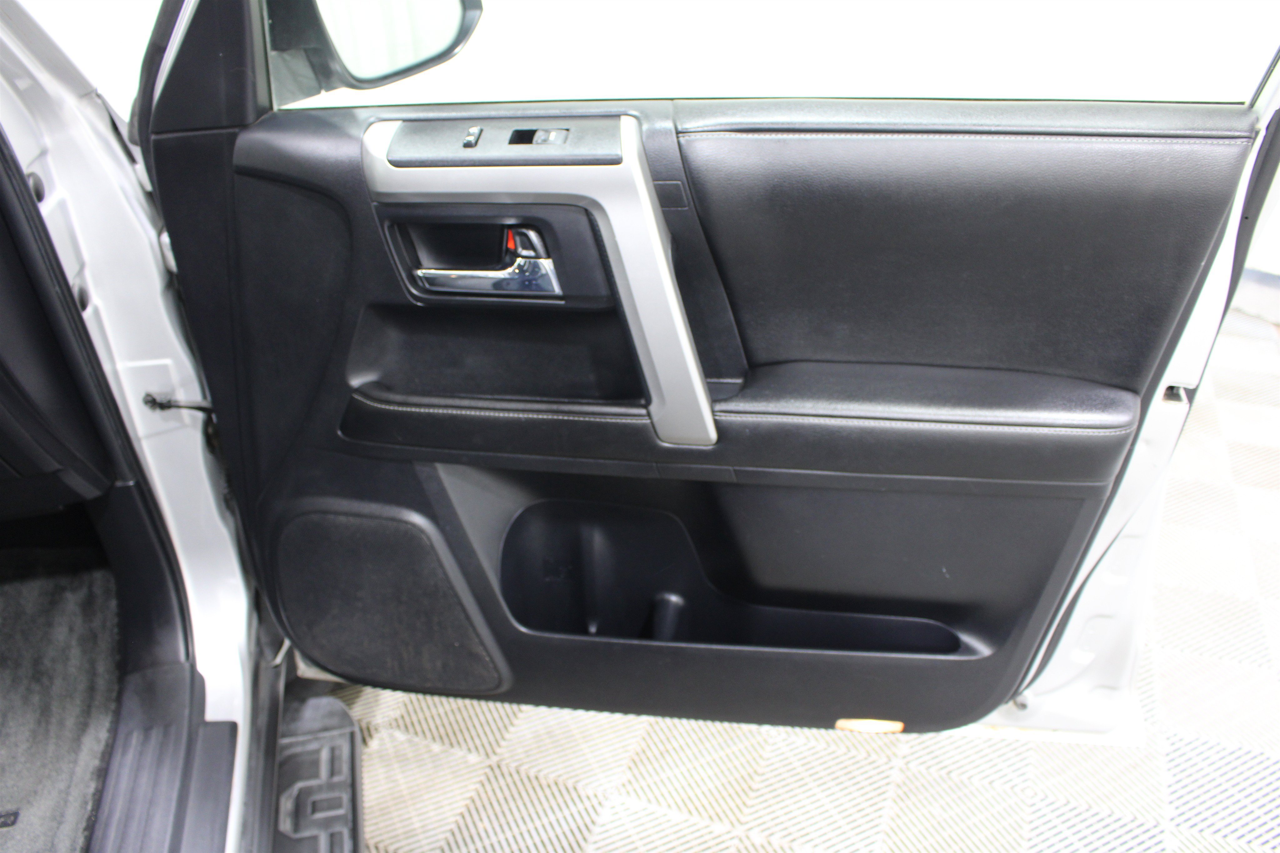Used 2014 Toyota 4Runner SR5 AWD/4WD image 27
