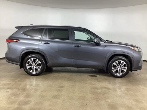 Used 2023 Toyota Highlander XLE AWD/4WD image 4