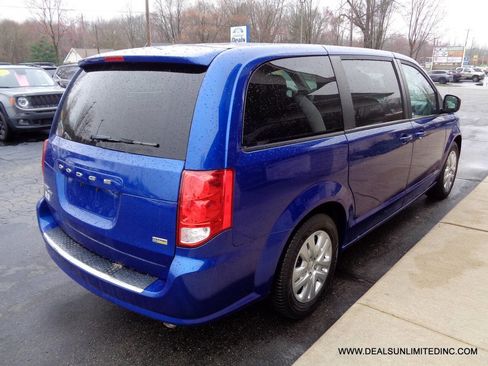 Used 2018 Dodge Grand Caravan SE FWD image 3