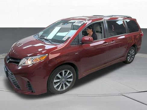 Used 2020 Toyota Sienna LE w/ LE Preferred Package image 4