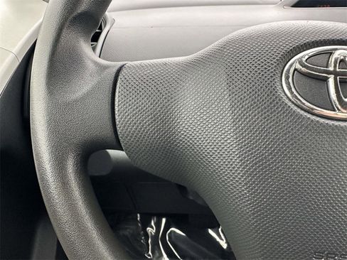 Used 2009 Toyota Yaris 4-Door Hatchback image 12