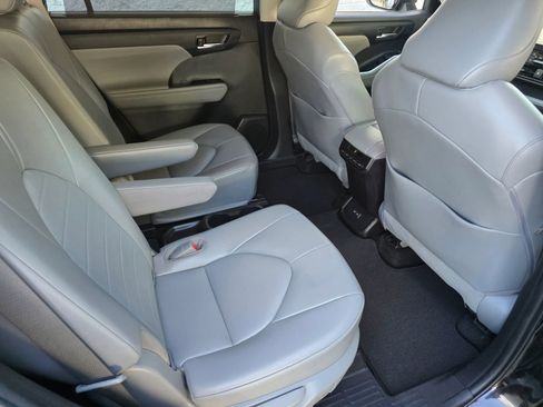 Used 2022 Toyota Highlander XLE FWD image 31